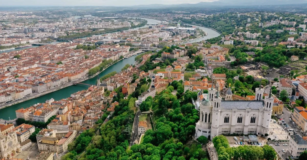 Une vue aérienne stunning de Lyon mettant en avant la basilique Notre-Dame et le paysage dynamique de la ville.