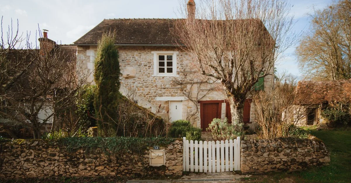 Maison en pierre pittoresque au charme rustique dans l'Indre, France.