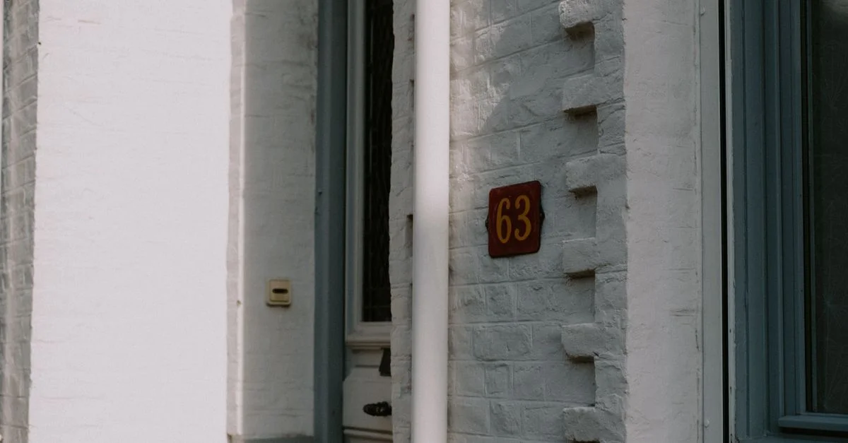 Gros plan sur une charmante façade en briques avec le numéro de maison 63 à Dunkerque, France.