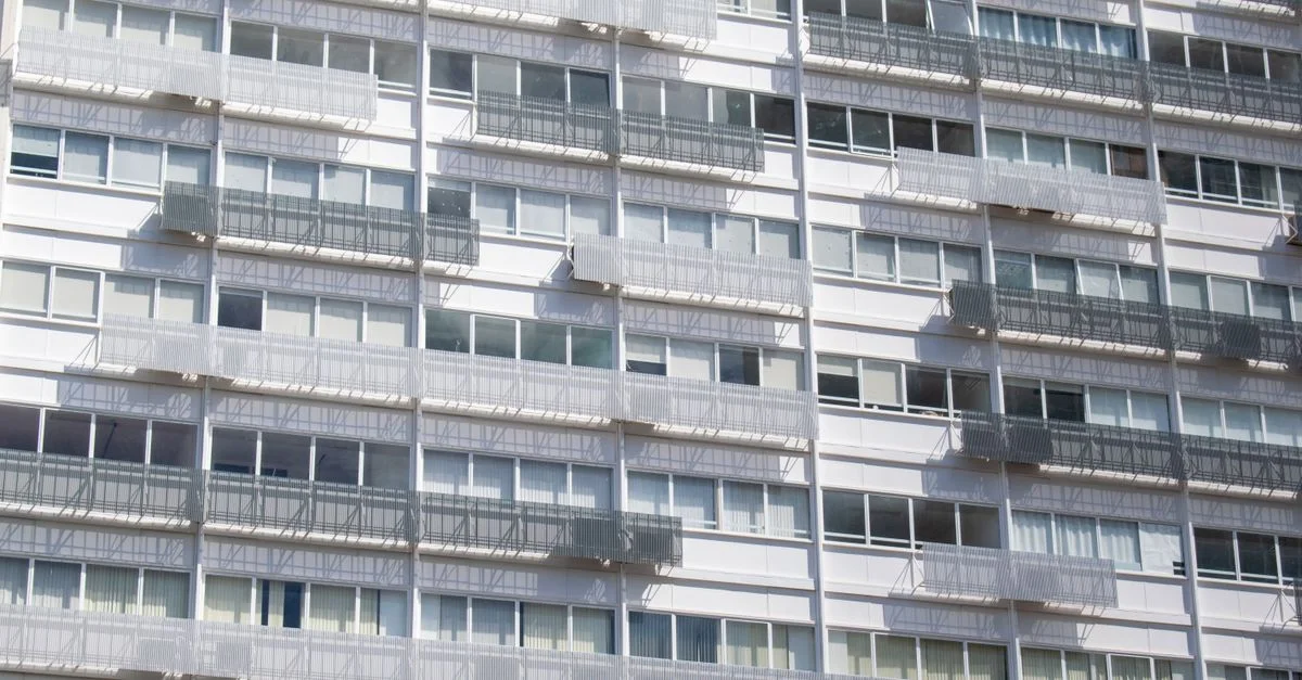 Gros plan sur la façade d'un immeuble d'appartements moderne avec balcons à Brasilia, illustrant l'architecture urbaine.